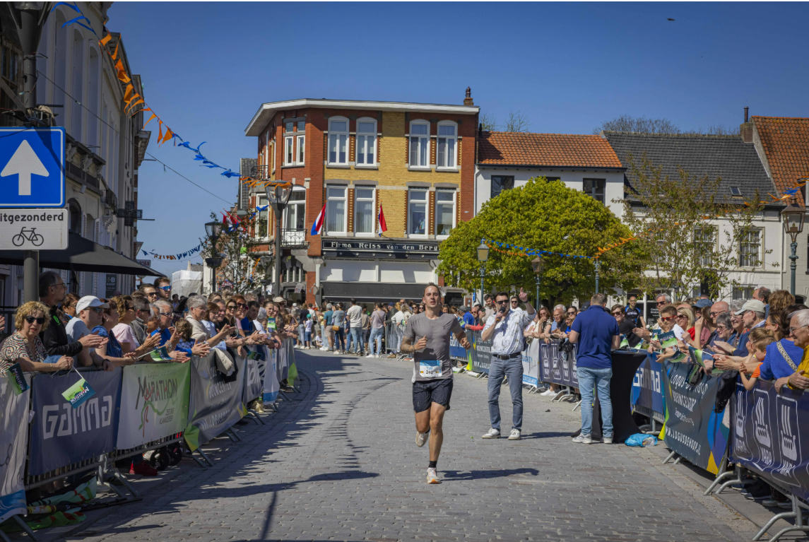 Tim Buysse finisht de marathon met publiek langs het parcours