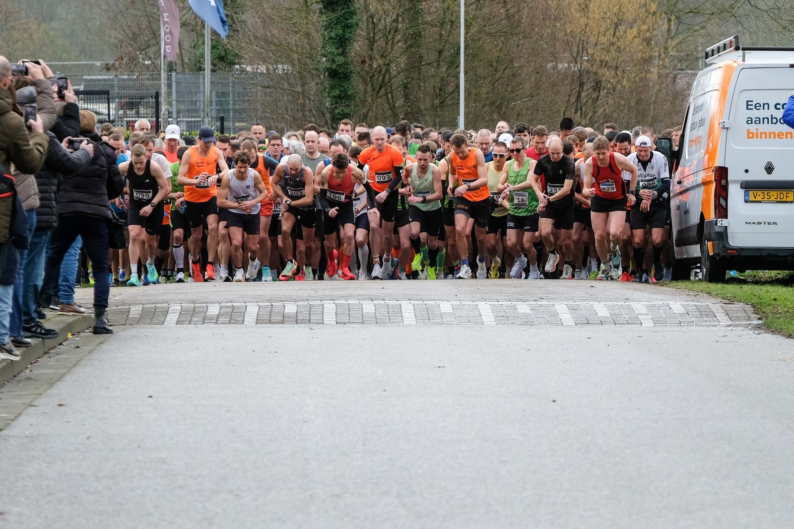Halve marathon Axel 2026: Belgisch trio domineert in winderige polders