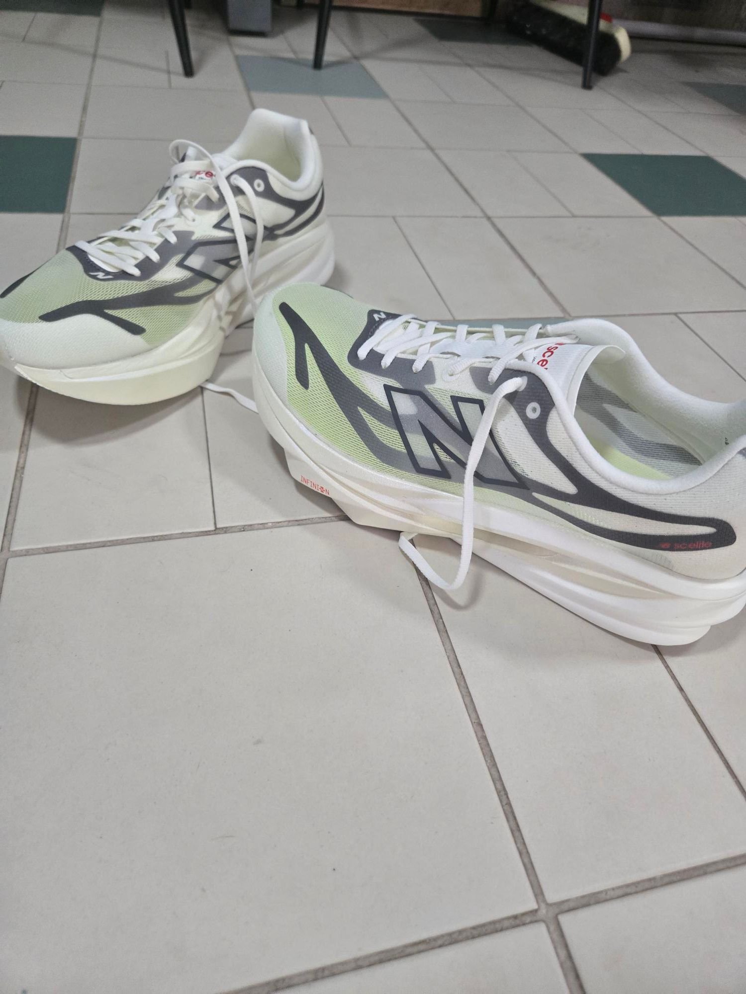 New Balance Elite V6